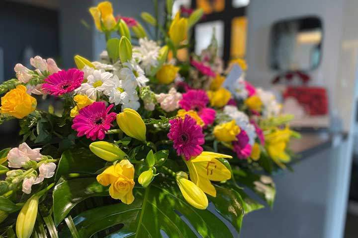 Des arrangements floraux pour des adieux inoubliables.